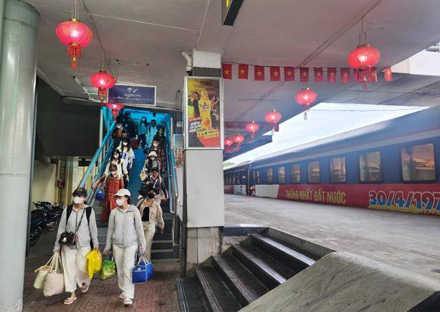 지난 6월 베트남 하노이역에서 시민들이 열차에 탑승하고 있다. 하노이=허경주 특파원