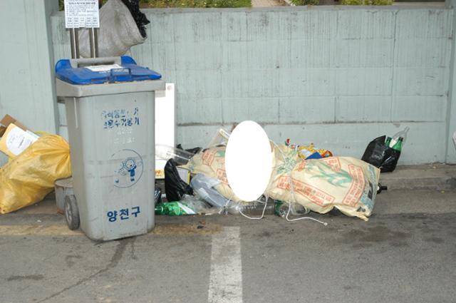 2005년 6월 신정동 연쇄살인 시신 유기 현장. 범인은 피해자를 쌀 포대에 감싸고 노끈으로 묶어 서울 양천구 신정동 한 초등학교 인근에 유기했다. 서울경찰청 광역수사단 형사기동대 제공