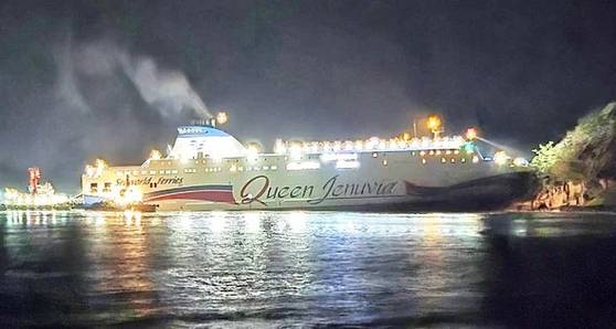 제주에서 출발해 목포로 가던 대형 여객선 퀸제누비아2호가 지난 19일 밤 전남 신안군 장산면 무인도인 족도에 좌초했다. 해양경찰은 3시간 만에 267명 전원을 구조했다. [목포해경, 뉴스1]