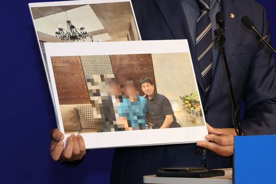 지난 5월 노종면 더불어민주당 의원이 기자회견을 열고 공개한 지귀연 부장판사의 룸살롱 접대 의혹 사진. 뉴스1