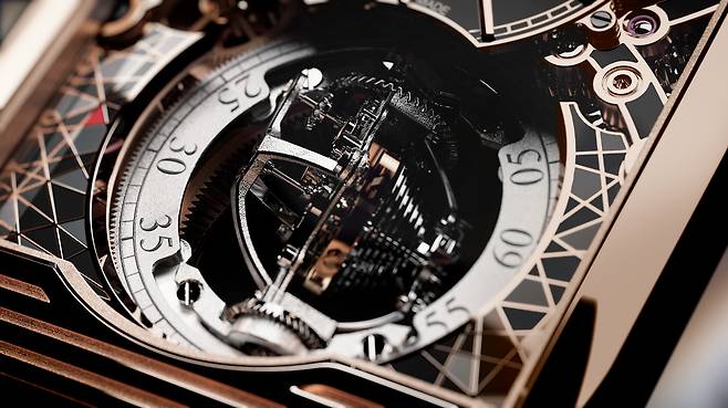 자이로 투르비용의 입체적 구조. 여러 축을 기준으로 회전하는 밸런스 스프링을 반구 형태로 설계했다. 스프링이 수축과 팽창을 반복하는 동안 균일한 진동을 유지해 중력의 영향을 더욱 줄인다. 사진 예거 르쿨트르