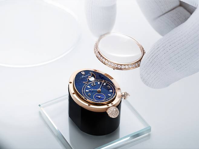 블루 어벤추린 글라스 다이얼이 특징인 9935 모델 조립 과정. 확대된 문페이즈 디스플레이가 돋보인다. 사진 브레게