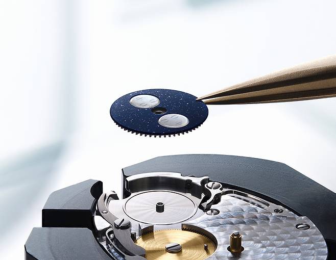 눈,코,입을 새겨 의인화한 문페이즈 표면. 사진 브레게