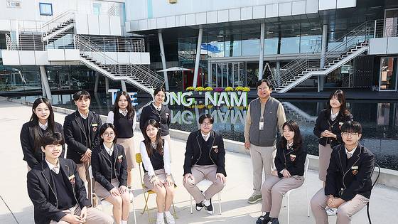 지난 4일 경남 사천 용남고에서 학생들이 최연진 교장과 함께 대화를 나누고 있다. 이 학교는 학생들이 쉬는 시간에도 소통할 수 있도록 동선을 모으는 한편 학교 한가운데로 자연스럽게 시선이 모이도록 설계됐다. 송봉근 기자