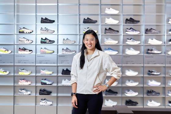 지난 11월 14일 서울 잠실 롯데월드몰에 새로 문을 연 프리미엄 스포츠웨어 브랜드 온(On)의 매장에 직접 방문한 레베카 차이 APAC 제네럴 매니저. 사진 임익순