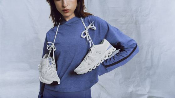 구름 위를 달리는 듯한 착화감을 주는 클라우드테크가 적용된 온(On)의 러닝화. 사진 온(On)