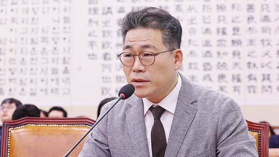 백해룡 경정이 10월 27일 국회 법제사법위원회의 대검찰청 등에 대한 국정감사에서 세관 마약수사 외압 의혹 관련 질의에 답하고 있다. 임현동 기자