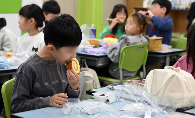 ▲ 학교 급식·돌봄 업무 등에 종사하는 비정규직 노동자들이 총파업에 돌입한 20일 춘천의 한 초등학교에서 학생들이 빵과 과일, 떡 등 대체식을 먹고 있다. 방도겸 기자
