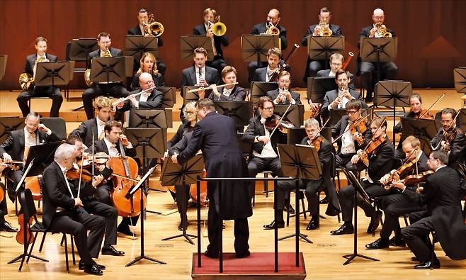 지난 19일 서울 예술의전당에서 열린 빈 필하모닉 오케스트라 공연에서 크리스티안 틸레만이 지휘를 하고 있다.  /최혁 기자