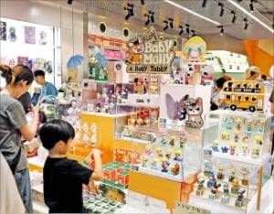 명동 팝마트 매장.