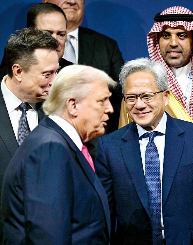 < 트럼프·젠슨 황·머스크 한자리에 > 도널드 트럼프 미국 대통령(왼쪽 두 번째)과 일론 머스크 테슬라 최고경영자(CEO·첫 번째), 젠슨 황 엔비디아 CEO(세 번째)가 19일(현지시간) 워싱턴DC 케네디센터에서 열린 미·사우디아라비아 투자 포럼에서 한자리에 모였다. ﻿ /AFP연합뉴스