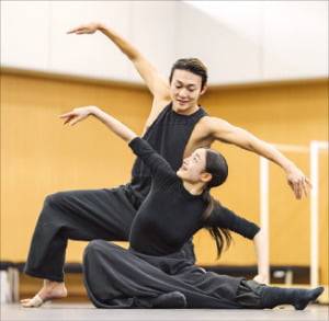 국립무용단 무용수들이﻿ 국수호의 ‘티벳의 하늘’을 시연하고 있다.  국립극장 제공