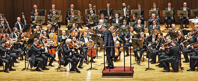 < 명연 펼치는 빈 필 > 지난 20일 서울 예술의전당에서 열린 빈 필하모닉 오케스트라 내한 공연에서 크리스티안 틸레만이 브루크너 교향곡 5번을 지휘하고 있다.  임형택 기자