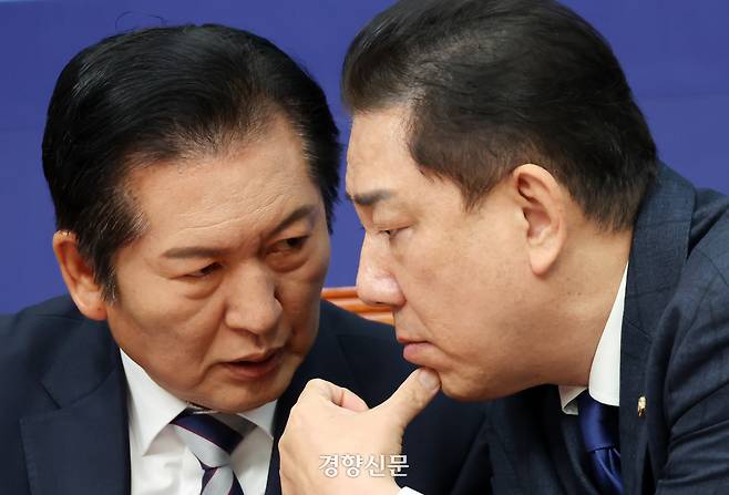 정청래 더불어민주당 대표(왼쪽)와 김병기 원내대표가 21일 국회에서 열린 당 최고위원회의에서 머리를 맞대고 대화하고 있다. 박민규 선임기자