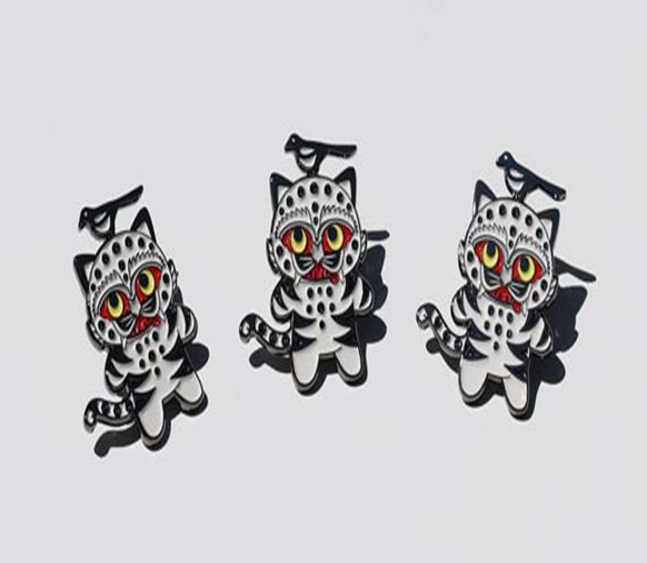 김혜경 여사가 이집트 대통령 부인 인테사르 시시 여사에게 선물한 까치 호랑이 배지. 대통령실 제공