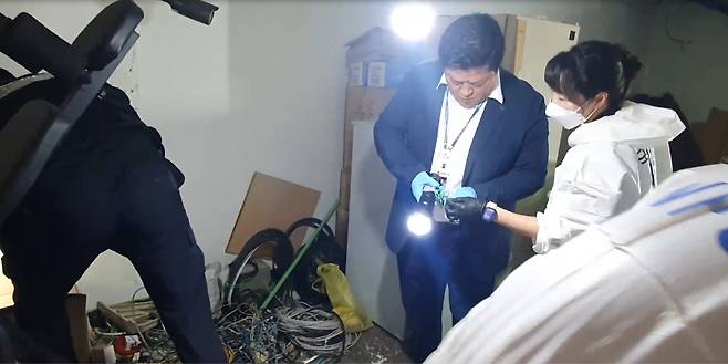 김장수(왼쪽) 서울경찰청 광역수사단 중요미제·장기실종사건 수사팀장이 ‘신정도 연쇄살인사건’이 벌어진 Y빌딩의 지하실을 과학수사관과 함께 감식하고 있다. 서울경찰청 광역수사단