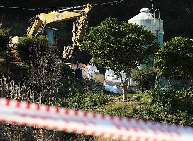 Highly pathogenic avian influenza had been detected at a duck farm in Goheung County in South Jeolla on Dec. 5, 2023. The ducks are culled as a prevention measure. [YONHAP]