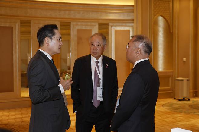 Samsung Electronics Executive Chairman Lee Jae-yong, left, speaks with Federation of Korean Industries Chairman Ryu Jin, center, and Hyundai Motor Group Executive Chair Euisun Chung a during a business roundtable at a hotel in Abu Dhabi in the United Arab Emirates (UAE) on Nov. 19. [JOINT PRESS CORPS]