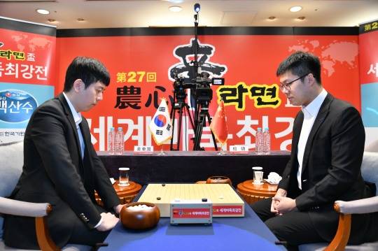 강동윤(왼쪽) 9단이 탄샤오 9단에게 불계승을 거뒀다. 사진[연합뉴스]