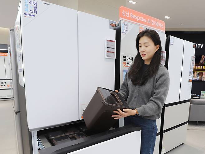 롯데하이마트가 김장 시즌을 맞아 오는 30일까지 김치냉장고 할인 혜택을 제공한다. 롯데하이마트