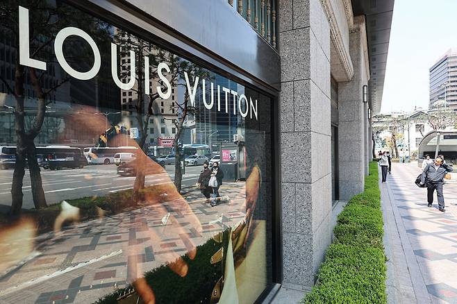서울 시내 한 루이비통 매장의 모습. [뉴스1]