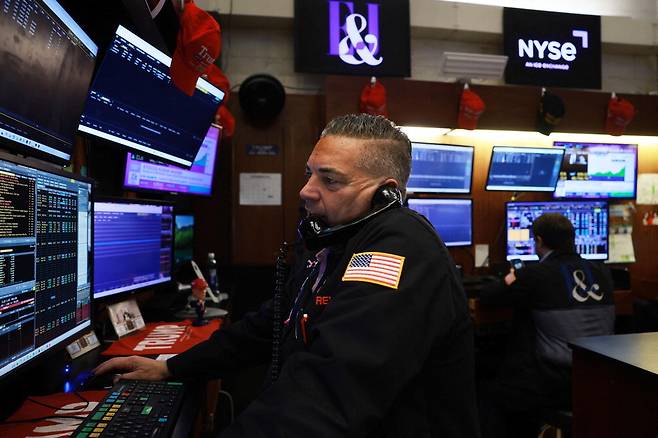 20일(현지시간) 뉴욕증권거래소(NYSE)에서 한 트레이더가 통화하며 분주하게 주식 거래를 하고 있다. 전날 엔비디아의 실적 발표로 개장과 함께 급등했던 미국 주식시장은 오후 들어 다시금 '인공지능(AI) 거품론'이 부각되면서 급락해 투자자들을 충격에 빠트렸다.  AFP연합뉴스