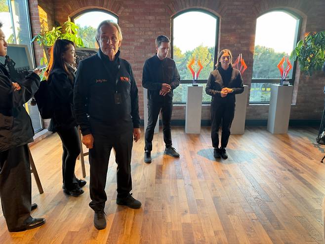 (왼쪽부터)레이싱계의 전설로 불리는 재키 익스와 제네시스 드라이버인 다니엘 훈카데야, 제이미 채드윅이 레이싱 도전에 대한 자신감을 내비치고 있다./사진= 임찬영 기자