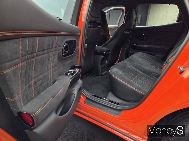 시트, 콘솔커버, 도어트림, 도어암레스트 등 넓은 영역이 샤무드 소재가 적용돼 고급스러움을 자아냈다. /사진=최유빈 기자