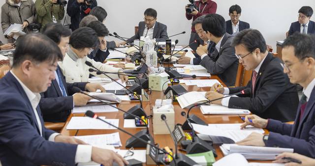 한병도 국회 예산결산특별위원회 위원장을 비롯한 여야 예결위원들이 19일 국회에서 예산안 조정소위원회 사흘째 심사를 시작하고 있다. 예결위 예산소위는 이날 기획재정부, 국세청, 산업통상부, 기후에너지환경부, 고용노동부 등 기획재정·산업통상자원중소벤처기업·기후환경노동위 소관 부처·기관의 예산안을 심사한다. 연합뉴스