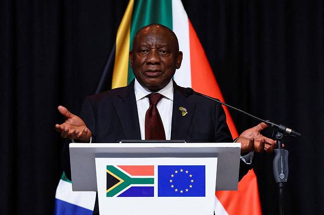시릴 라마포사 남아프리카공화국 대통령이 20일(현지시간) G20 정상회의를 앞두고 요하네스버그에서 진행된 남아공-EU 정상회의에 참석한 후, 기자회견에서 발언하고 있다.[로이터]