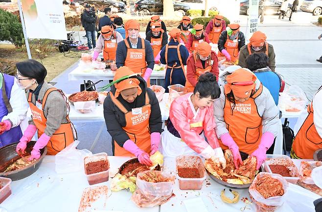 지난해 한 김치 관련 행사에서 참가자들이 김장을 담그고 있다. 임세준 기자