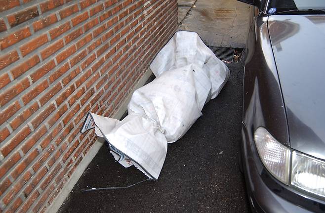 2005년 6월 발생한 서울 양천구 신정동 부녀자 살인사건의 1차 피해자의 시신이 유기된 모습. [사울경찰청 제공]