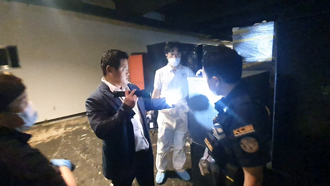 김장수 중요미제·장기실종사건 수사팀장이 장씨가 근무했던 건물을 현장 감식하고 있다. [서울경찰청 제공]