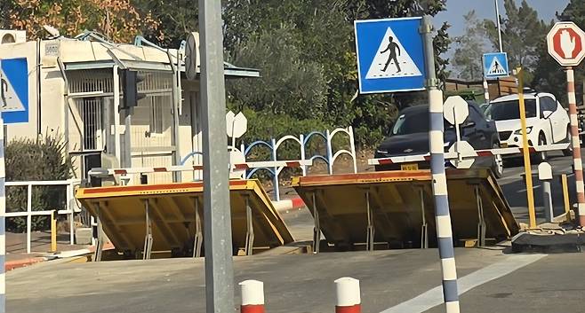 이스라엘 하이파시에 위치한 국영 방산기업  라파엘 어드밴스드 디펜스 시스템즈 연구소 입구 앞에 비치된 차단기. 보안이 철저히 차량이 한대씩 통과할 때마다 오르내린다.  [(하이파) 천예선 기자]