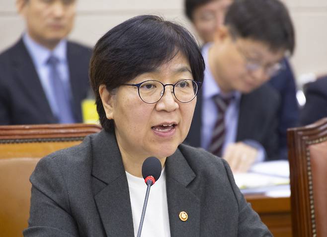 정은경 보건복지부 장관이 20일 국회에서 열린 보건복지위원회 전체 회의에 상정 법안에 대한 의원 질의에 답하고 있다.[연합]