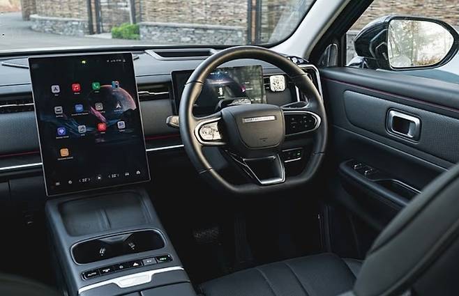 재쿠7 럭셔리 모델은 헤드업 운전자 디스플레이, 눈부심 방지 백미러, 공기 청정 시스템, 냉각 및 통풍 기능이 있는 전면 시트, 열선 스티어링 휠 등이 제공된다 [재쿠]