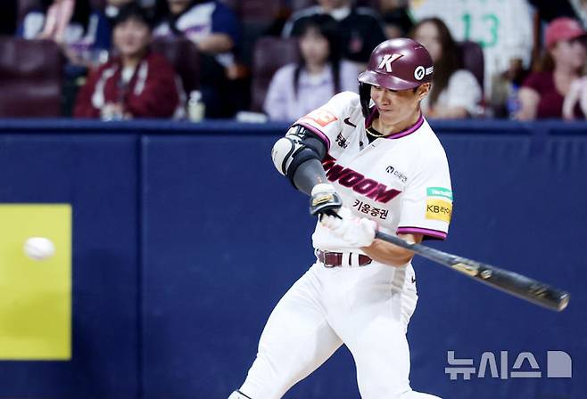 [서울=뉴시스] 프로야구 키움 히어로즈 송성문이 13일 대전 한화생명볼파크에서 열린 2025 신한 쏠뱅크 KBO리그 한화 이글스와의 경기에서 안타를 치고 있다. (사진=키움 히어로즈 제공) 2025.09.13.