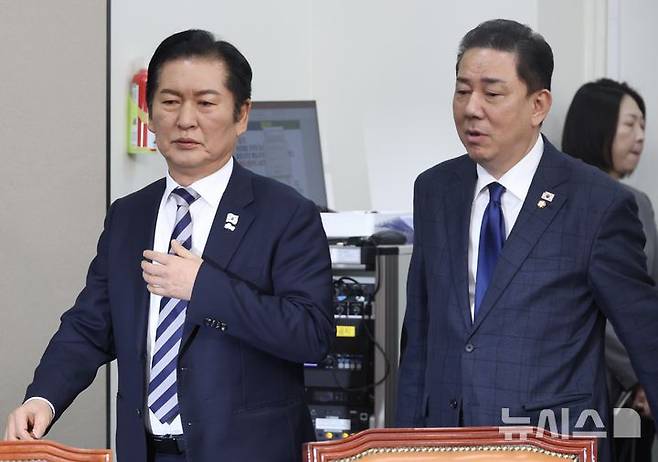 [서울=뉴시스] 조성봉 기자= 정청래 더불어민주당 대표와 김병기 원내대표가 21일 오전 서울 여의도 국회에서 열린 최고위원회의에 참석하고 있다. 2025.11.21. suncho21@newsis.com