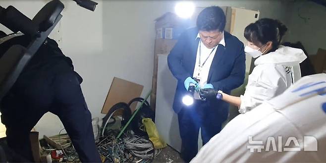 [서울=뉴시스] 21일 서울경찰청 광역수사단 형사기동대는 서울 양천구 신정동에서 2005년 발생했던 부녀자 연쇄살인의 범인을 특정했다고 밝혔다. 범행 장소로 추정되는 한 빌딩 지하에서 경찰들이 보이고 있다. (사진=서울경찰청 광역수사단 형사기동대 제공) 2025.11.21. photo@newsis.com