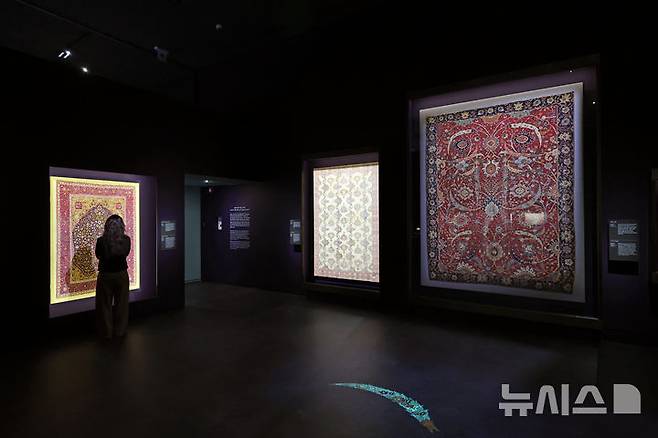 [서울=뉴시스] 박진희 기자 = 국립중앙박물관은 21일 서울 용산구 국립중앙박물관에서 세계적인 이슬람 박물관인 카타르 도하 이슬람예술박물관과 공동 주최하는 전시 ‘이슬람 미술, 찬란한 빛의 여정’ 언론공개회를 갖고 무굴 제국의 '천 송이의 꽃과 벽감무늬 카펫'(왼쪽)과 사파비 제국의 '왕좌용 카펫'(오른쪽)을 선보인다. 이번 전시는 국립중앙박물관 상설전시관 최초의 이슬람 주제 전시라는 점에서 의미가 있다. 2025.11.21. pak7130@newsis.com