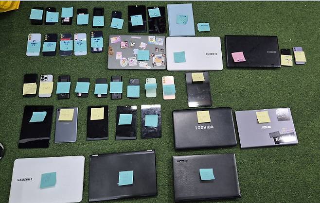 범행에 사용한 전자기기, 범행 시나리오 등 압수물. 대전경찰청 제공