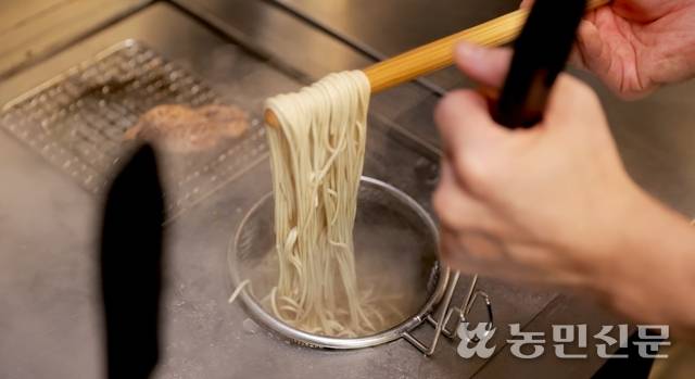 수분이 적게 반죽한 면을 직접 뽑아 사용한다.