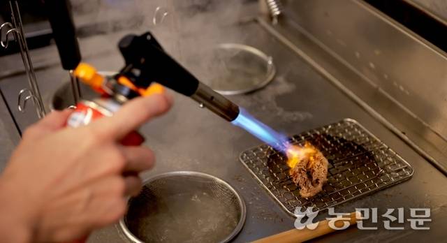 짭짤하게 간이 된 닭 목살에 토치로 불향을 입힌다. 쫄깃한 식감이 부드러운 면과 잘 어울린다.