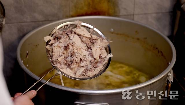 ‘희옥’은 닭 육수로 라멘을 만든다. 이틀에 한번꼴로 커다란 냄비에 육수를 우려내면 150인분 정도 양이 나온단다. 김원철 프리랜서 기자