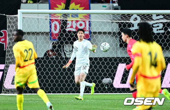 [OSEN=서울월드컵경기장, 지형준 기자] 홍명보 감독이 이끄는 한국 축구대표팀이 18일 오후 8시 서울월드컵경기장에서 열린&nbsp;11월 A매치 두 번째 친선경기에서&nbsp;'아프리카 강호' 가나를 상대로 1-0 승리했다.내달 2026 국제축구연맹(FIFA) 북중미 월드컵 조 추첨을 앞두고 열리는 마지막 평가전이었다.&nbsp;한국은 가나까지 잡아내면서 사상 최초로&nbsp;월드컵 포트 2를 확정하게 됐다. 이로써 대표팀은 홍명보 감독이 부임한 뒤 처음으로 A매치 2연전에서 나란히 승리를 거두게 됐다.후반 대한민국 송범근 골키퍼가 볼을 처리하고 있다. 2025.11.18 /jpnews@osen.co.kr