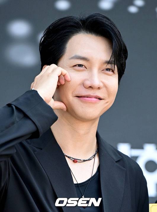 [OSEN=인천, 최규한 기자] 23일 인천 남동체육관에서 KBS 2TV '불후의 명곡' 2025 상반기 왕중왕전 레드카펫이 진행됐다.이번 왕중왕전에는 조째즈, 라포엠, 신승태&최수호, 손태진&전유진, 정준일, 알리, 소향, 허용별, 이승기&이홍기, 최정원&손승연 등이 참가한다.가수 겸 배우 이승기가 포토타임을 하고 있다. 2025.06.23 / dreamer@osen.co.kr