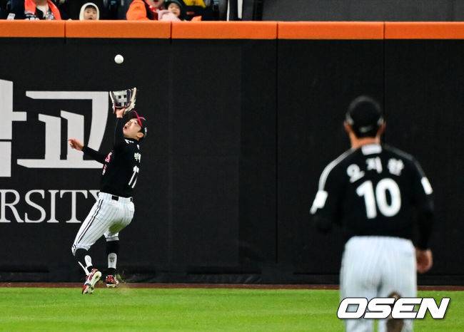 [OSEN=대전, 지형준 기자] 31일 대전 한화생명볼파크에서 2025 신한 SOL Bank KBO리그 포스트시즌 한국시리즈 5차전 한화 이글스와 LG 트윈스의 경기가 열렸다.이날 경기에 한화는 문동주를, LG는 톨허스트를 선발투수로 내세웠다. 4회말 2사에서 LG 박해민이 한화 최재훈의 중견수 플라이를 처리하고 있다. 2025.10.31 /jpnews@osen.co.kr