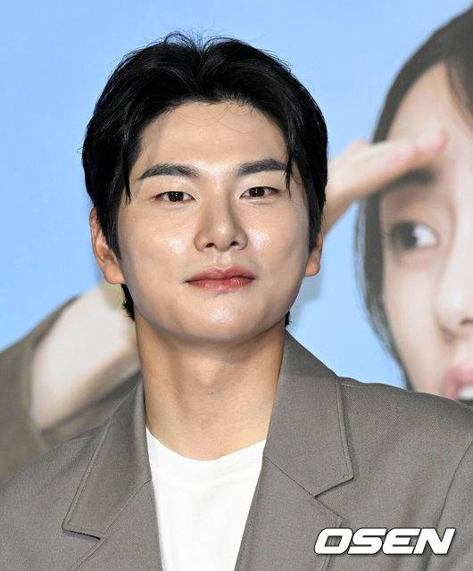 [OSEN=조은정 기자] 27일 오전 서울 광진구 롯데시네마 건대입구에서 영화 ‘육사오(감독 박규태)’ 제작보고회가 열렸다.배우 고경표, 이이경, 음문석, 박세완, 곽동연, 이순원, 김민호가 출연하는 ‘육사오'는 바람을 타고 군사분계선을 넘어가버린 57억 1등 로또를 둘러싼 남북 군인들간의 코믹 접선극을 담은 영화다. 오는 8월 개봉 예정.배우 이이경이 질의응답 시간을 갖고 있다. 2022.07.27 /cej@osen.co.kr