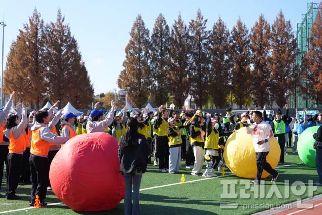 ▲21일 전북대학교에서 열린 ‘2025 국가거점 국립대학교 제전’에서 참여자들이 뉴스포츠 경기에 함께하고 있다. ⓒ전북대