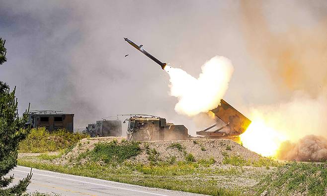 천무 다연장로켓 발사차량에서 로켓이 발사되고 있다. 새계일보 자료사진